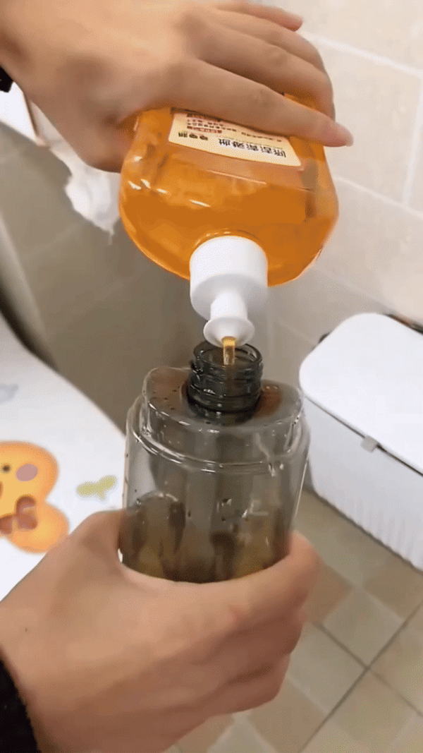 Cleaning Spray Mop – Quick & Easy Floor Cleaning with Microfiber Head